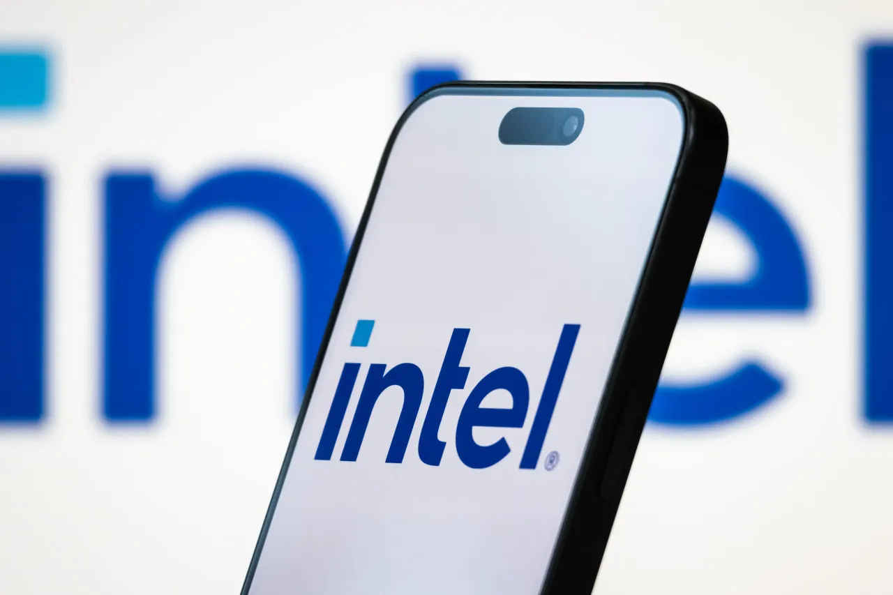 ntel Stock Gets A Trump Bump As POTUS’ Cryptic Meme Sends Retail Traders Spinning After $5B Nvidia Deal