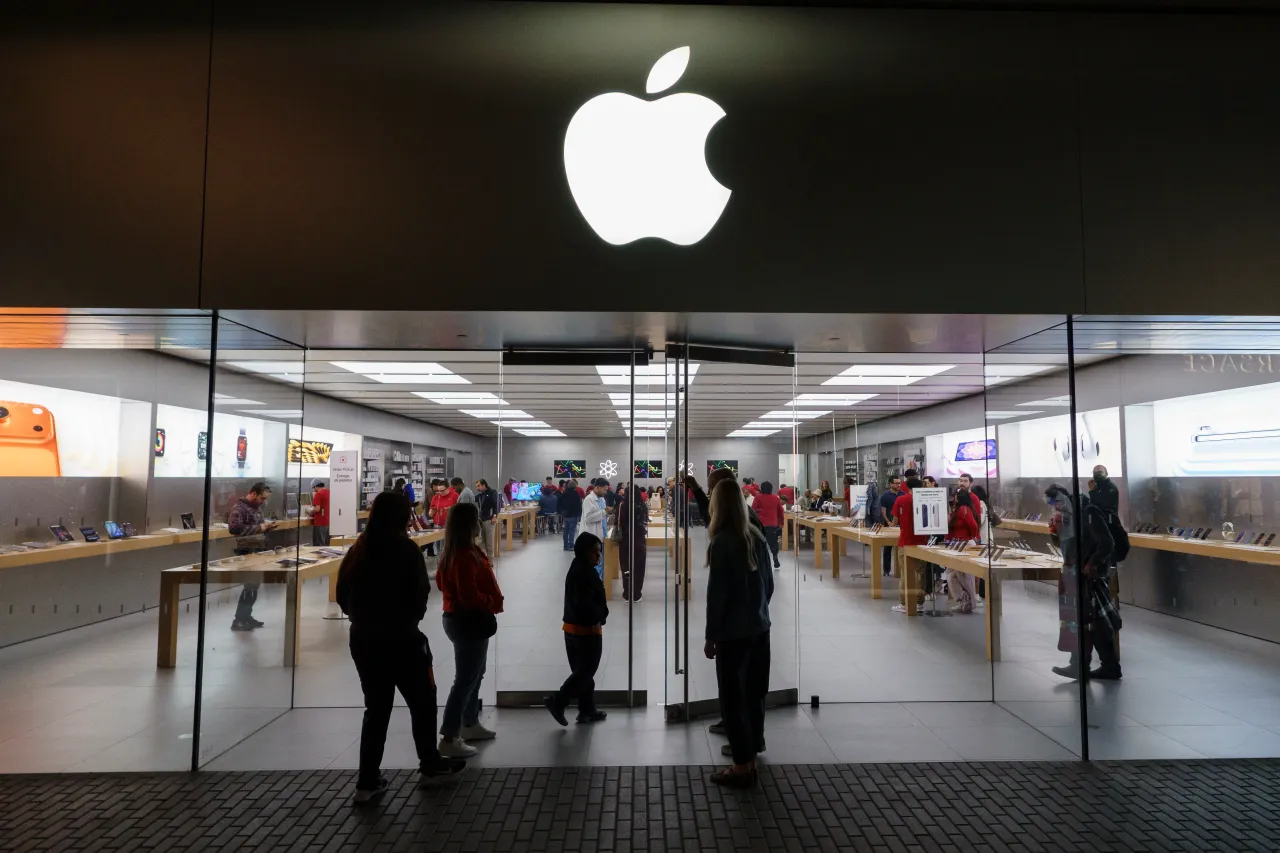 Apple Stock Loses Retail Euphoria After Blowout Earnings; Will New AI Siri Reignite Confidence?